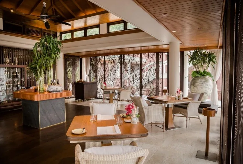 PRU Restaurant — ruang dalaman dan perincian 2